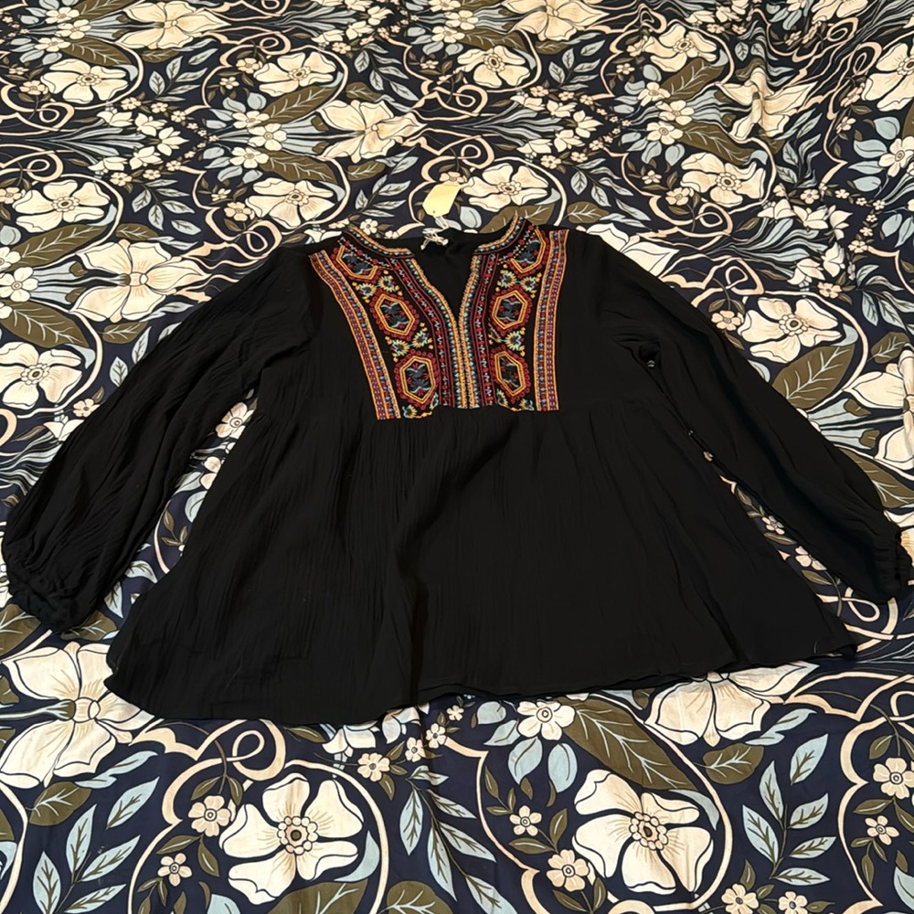 JODIFL NWT Black peasant style blouse w embroidered details size M- runs large